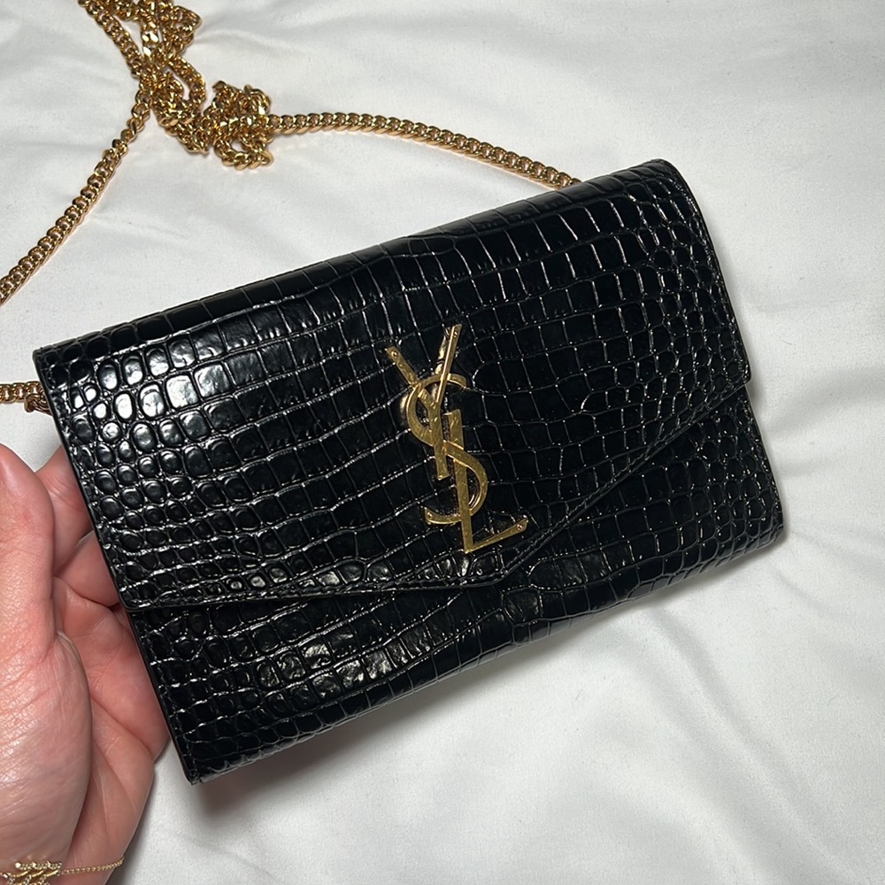 UPTOWN CHAIN WALLET IN CROCODILE-EMBOSSED SHINY LEATHER